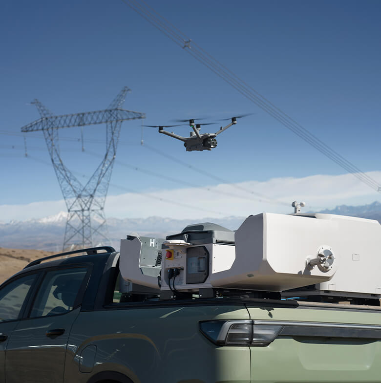 DJI Dock 3 montat pe un vehicul oprit pentru inspecția unei linii electrice