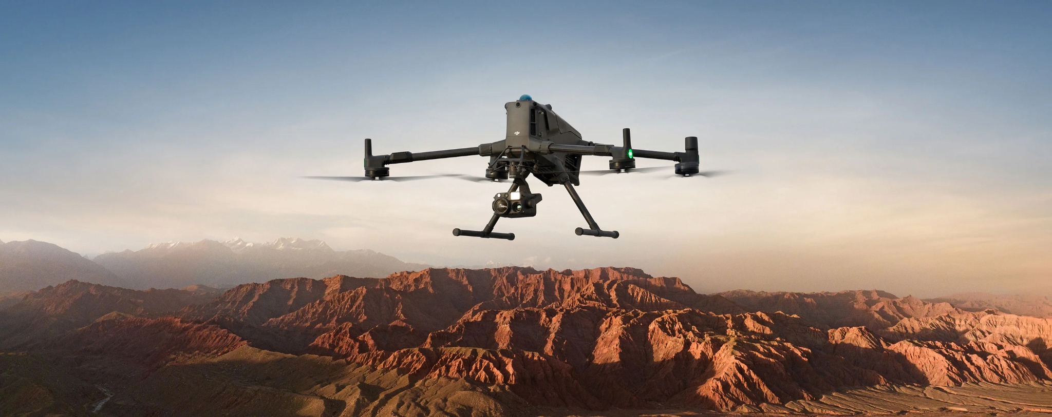 DJI Matrice 400 în zbor - platformă profesională DJI Enterprise